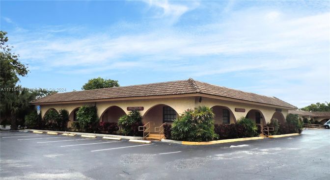 Exterior, Facade, Mediterranean