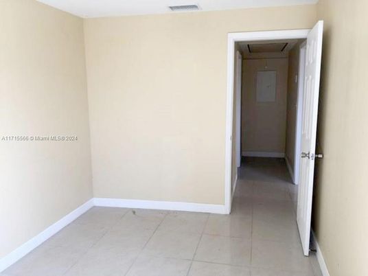 Empty room, Interior