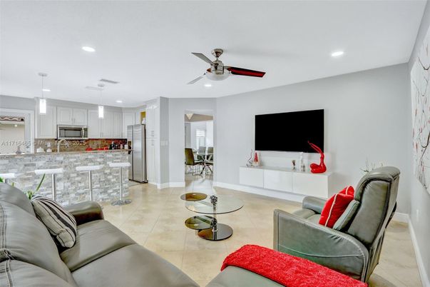 Interior, Kitchen, Living room, Pendant Lights, Recessed Lighting, Stainless Steel Appliances