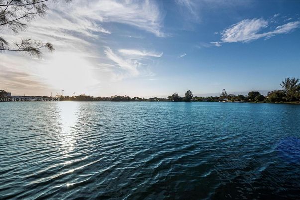 Exterior, Lake