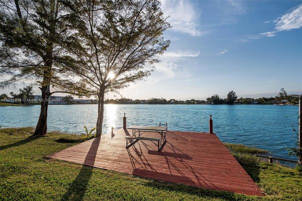 Exterior, Lake