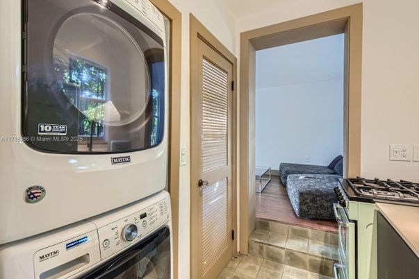 Interior, Washer, Wood Texture Flooring