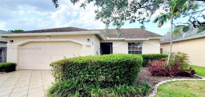 Attached, Exterior, Facade, Ranch