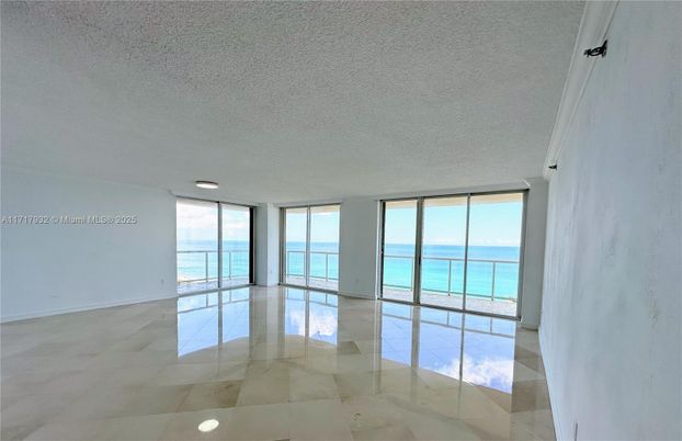Empty room, Interior, Water