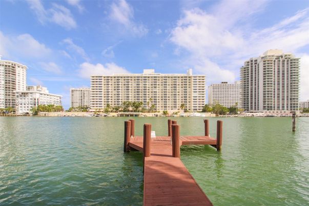 Exterior, Lake