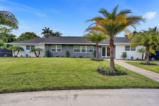 Exterior, Facade, Ranch