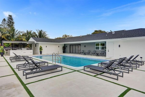 Exterior, Pool