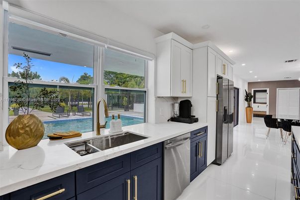 Dining room, Interior, Kitchen, Recessed Lighting, Stainless Steel Appliances