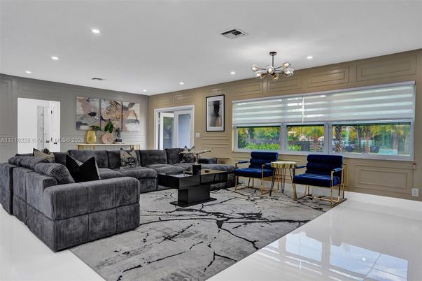Interior, Living room, Pendant Lights, Recessed Lighting