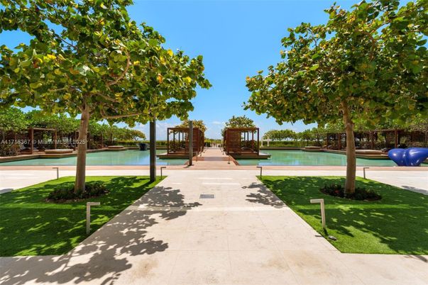 Exterior, Lake