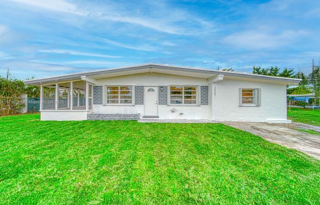 Backyard, Exterior, Facade, Ranch