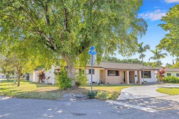Backyard, Exterior, Facade, Ranch
