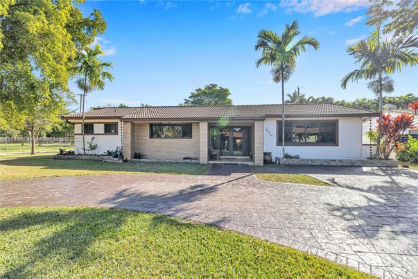 Backyard, Exterior, Facade, Ranch