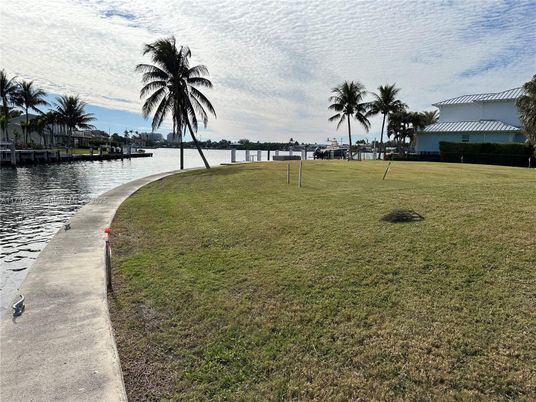 Exterior, Lake