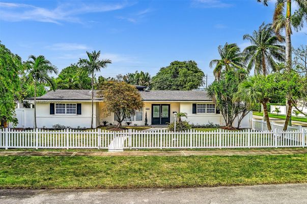 Backyard, Exterior, Facade, Ranch