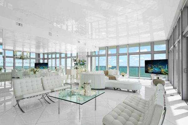Interior, Living room, Water
