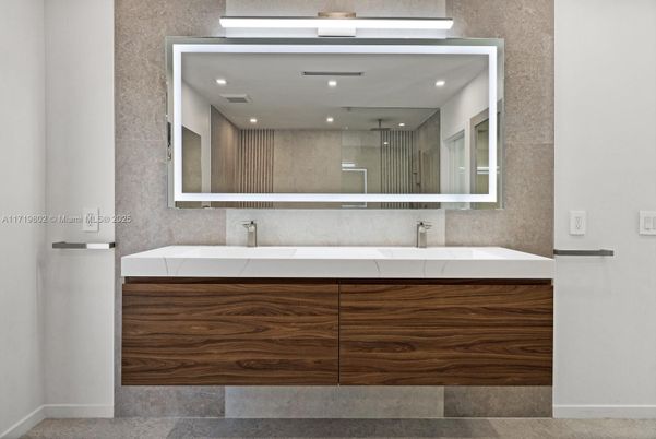 Bathroom, Interior, Recessed Lighting