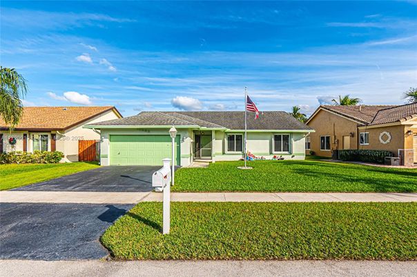 Attached, Exterior, Facade, Ranch