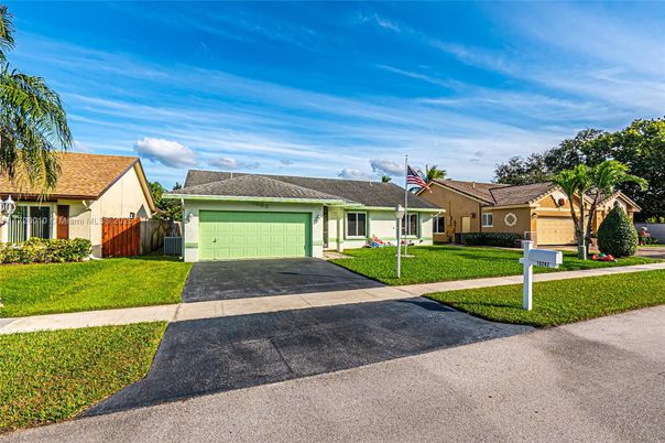 Attached, Exterior, Facade, Ranch