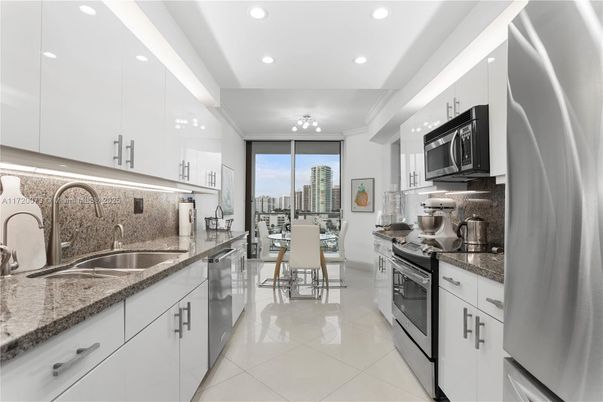 Dining room, Interior, Kitchen, Recessed Lighting, Stainless Steel Appliances