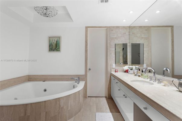 Bathroom, Dual Sink Vanities, Interior, Recessed Lighting