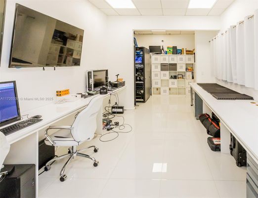 Home Office, Interior