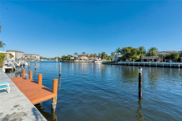 Exterior, Lake