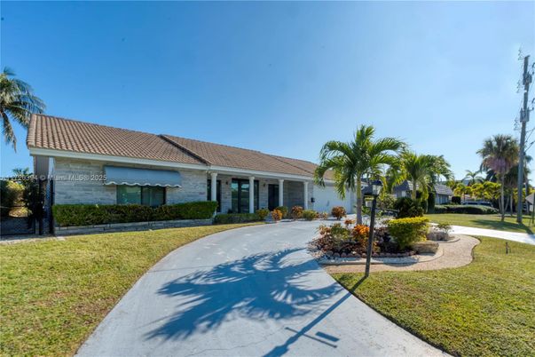 Backyard, Exterior, Facade, Ranch
