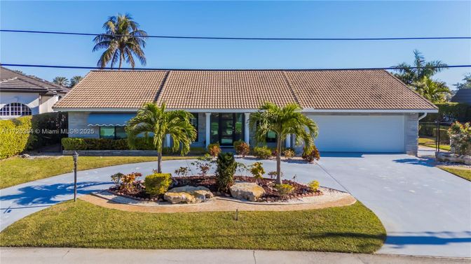Attached, Exterior, Facade, Ranch