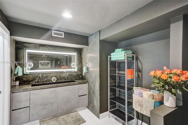 Bathroom, Interior, Recessed Lighting