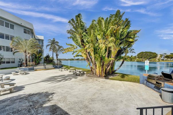Exterior, Lake