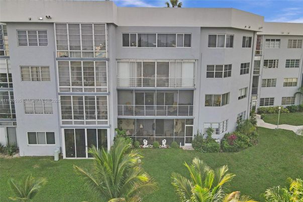 Exterior, Facade, Modern