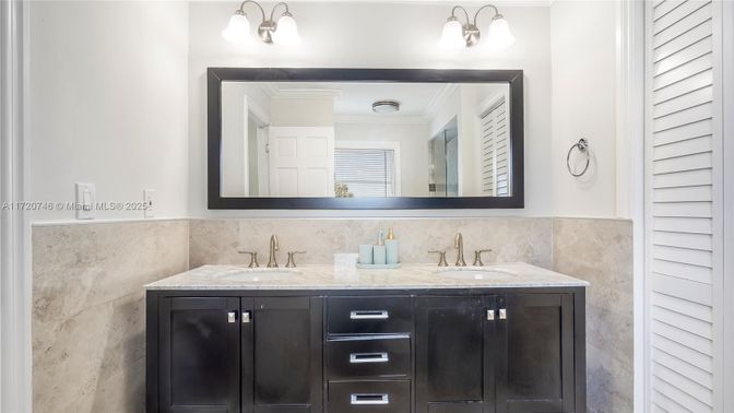 Bathroom, Dual Sink Vanities, Interior