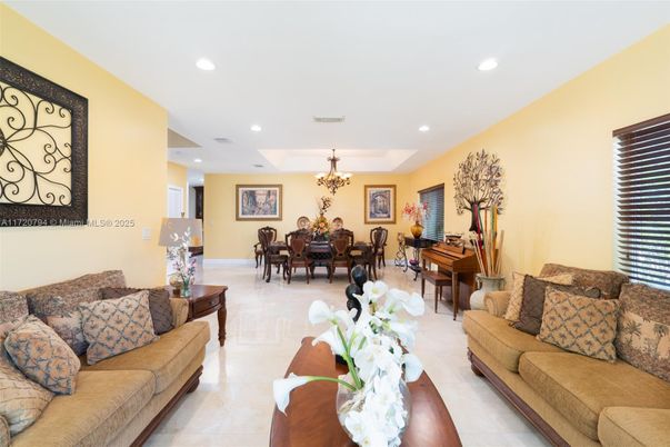 Chandelier, Dining room, Interior, Living room, Piano, Recessed Lighting