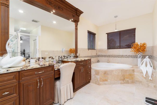 Bathroom, Dual Sink Vanities, Interior, Recessed Lighting