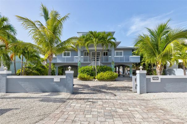 Exterior, Facade, Modern
