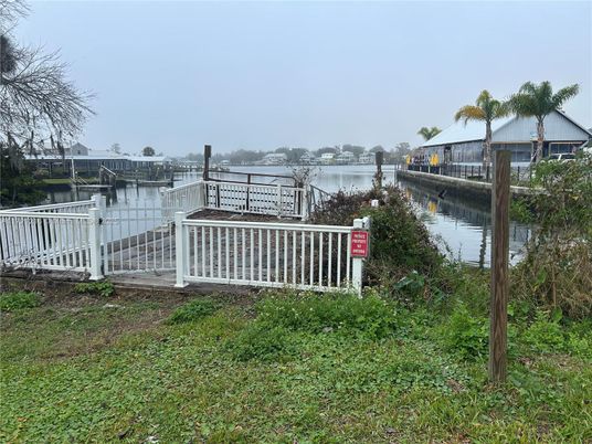 Exterior, Lake
