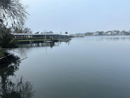 Exterior, Lake
