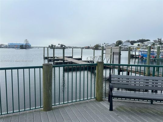 Exterior, Lake