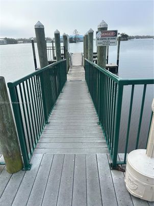 Exterior, Lake