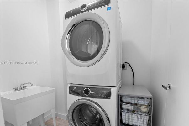 Interior, Utility Closets, Washer, Wood Texture Flooring