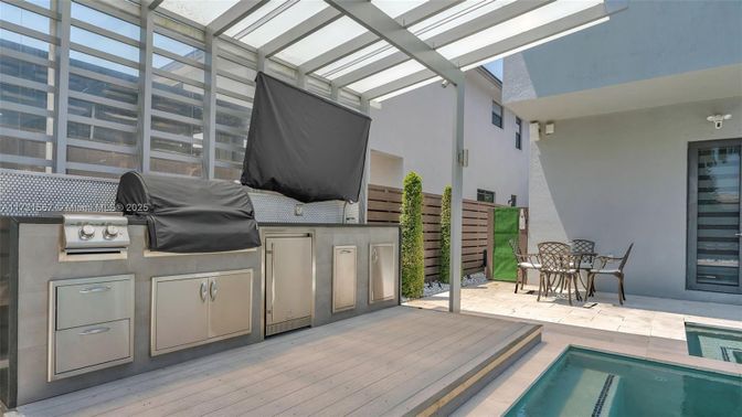 Interior, Pool, Sun Room