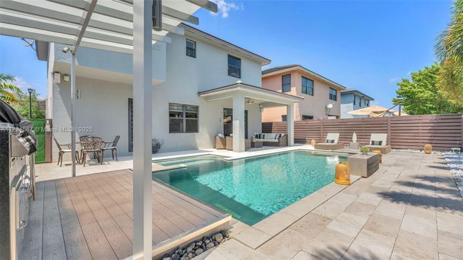 Exterior, Pool