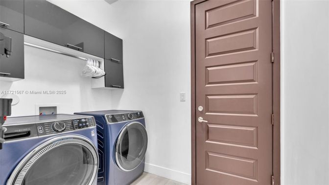 Interior, Washer, Wood Texture Flooring