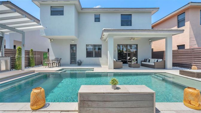 Exterior, Pool