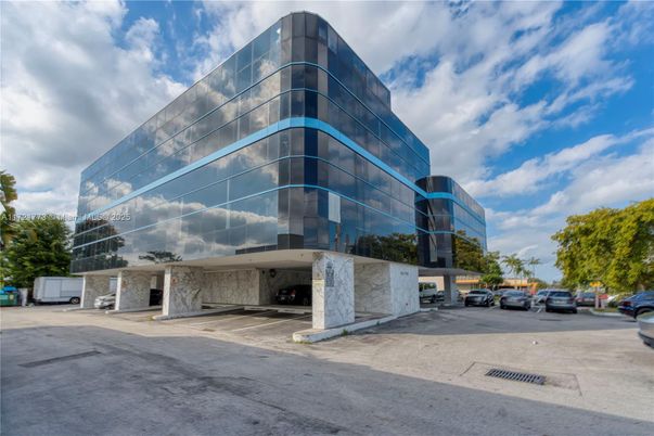 Exterior, Facade, Highrise