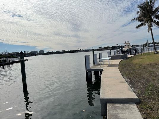 Exterior, Lake