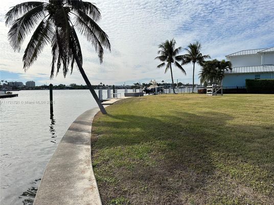 Exterior, Lake