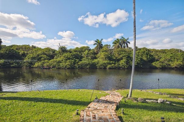 Exterior, Lake