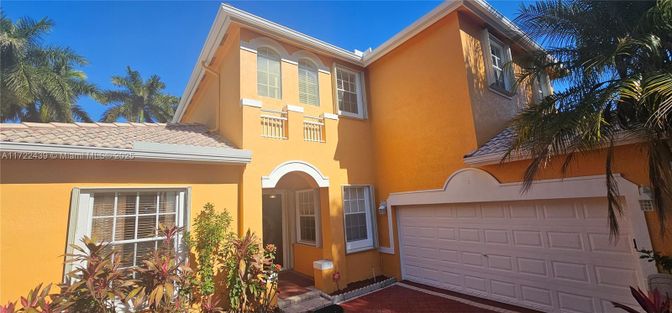 Attached, Exterior, Facade, Mediterranean